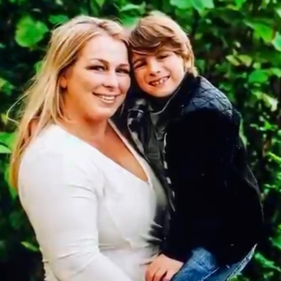 Meet your Posher, Ashley!! - Picture 1 of 3